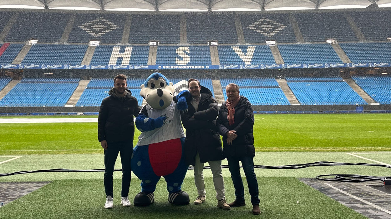 Nicolas Krohn, Dino Hermann und Bernhard Huptas im Stadion vom HSV für einen virtuellen Rundgang