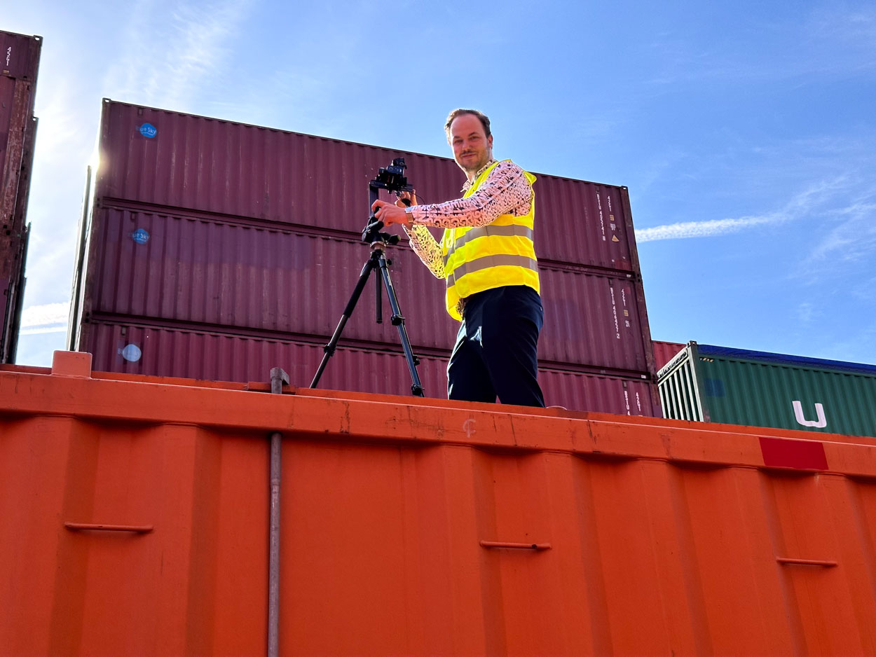 Nicolas Krohn, stehend auf einem Container in Hamburg.